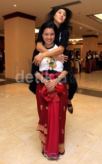 Tiba-tiba Olive meminta sang kakak menggendongnya dari belakang. Pool/Akew/detikFoto.