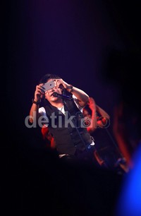 Ari Lasso mengaku kagum dengan kehebohan penonton dan mengabadikannya dengan handphonenya.