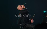 Dhani juga mengisi vokal di lagu 'Sedang Ingin Bercinta' dan 'Pangeran Cinta'.