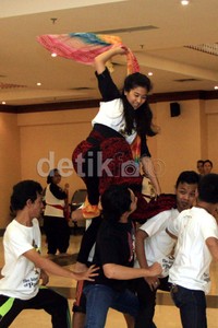 Aksi Olive memerankan adegan perang. Pool/Akew/detikFoto.