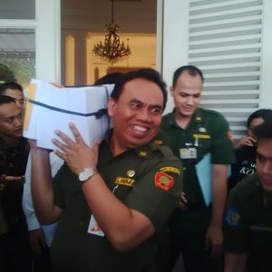 Saat Ketua TAPD DKI Gotong Belasan Bundel Rincian Kegiatan APBD DKI