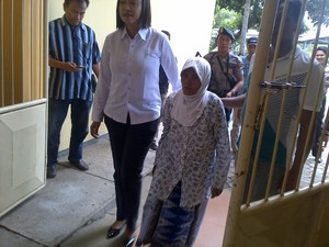 Rajin Hadiri Sidang, Nenek Asyani: Biar Cepat, Mau Dipenjara Lagi Pasrah