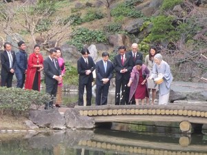 Jokowi dan Iriana Diajak Lihat Kolam Ikan Koi Istana Kaisar Jepang