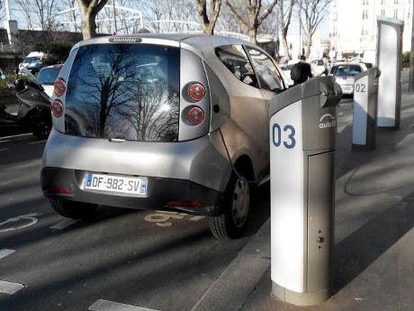 Mudahnya Mengisi Baterai Mobil Listrik di Jalanan Paris