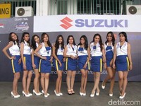 Beberapa gadis berpayung pun turut meramaikan Grand Final Suzuki Indonesia Challange di Sirkuit Internasional Sentul, Kab. Bogor, Jawa Barat, Minggu (22/3/2015) kemarin.