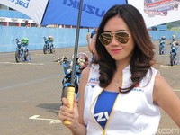 Para gadis cantik dan seksi itu seakan menjadi sebuah 'hidangan' utama dalam sebuah ajang adu cepat kendaraan bermotor roda dua dan roda empat. Mereka bertugas memayungi pebalap dari teriknya matahari.