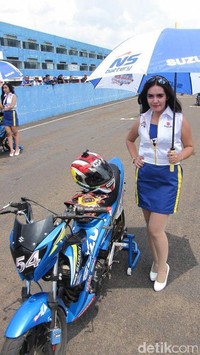 Parasnya yang cantik juga mampu menyihir para penonton di pinggir pagar. Penonton yang tidak kebagian tempat duduk di tribun karena saking penuhnya itu banyak yang menggoda umbrella girl.