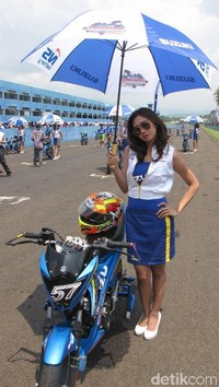 Rupanya, gadis berpayung itu tidak hanya bisa meneduhkan para pebalap dari teriknya matahari. Mereka juga mampu meluluhkan hati para penonton yang berdiri di pinggir pagar dan dekat dengan umbrella girl.
