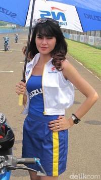 Para juru kamera juga berlomba mengabadikan kesempatan emas demi mendapatkan gambar seksinya para gadis payung itu.