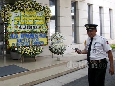 Karangan Bunga untuk Lee Kuan Yew