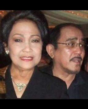 Rima Melati Setia Dampingi Jenazah Frans Tumbuan