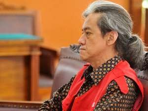 Temani Sidang, Istri dan Putri Kembar Fariz RM Bawakan Roti Khas Belanda