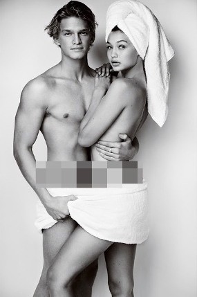 Aw... Gigi Hadid dan Cody Simpson Intim Hanya dengan Balutan Handuk