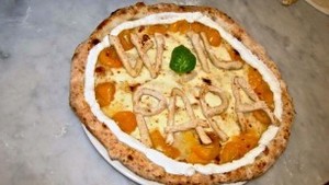 Pria Ini Berlari Mengejar Paus Francis untuk Menyerahkan Seloyang Pizza Spesial