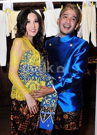 Sarwendah dan Ruben menggelar acara syukuran tujuh bulanan secara adat tradisional. Pool/Noel/detikFoto.
