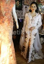Anggunnya Aura Kasih Berkebaya Bak Pengantin