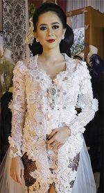 Anggunnya Aura Kasih Berkebaya Bak Pengantin