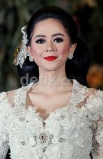 Anggunnya Aura Kasih Berkebaya Bak Pengantin
