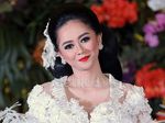 Anggunnya Aura Kasih Berkebaya Bak Pengantin