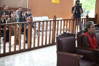 Sosok sang istri Oneng dan kedua putrinya, Rivenski Atwinda Difa dan Rivenska Atwinda Difa setia menemani sang ayah.