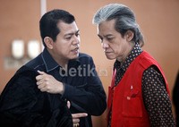 Sidang tersebut digelar dengan agenda bacaan putusan sela dari pengajuan eksepsi Fariz RM.