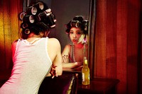 Rambutnya tampak digulung. (miss A)
