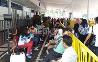 Hall A Senayan, Jakarta Pusat, tempat berlangsungnya penukaran voucher tiket dipenuhi calon penonton.