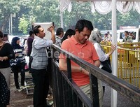Berbeda dari dua hari sebelumnya, penukaran tiket kali ini didominasi oleh para orang tua.