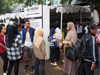 Dibuka sejak pukul 10.00 WIB, penukaran tiket konser bertajuk 'On the Road Again Tour 2015' itu masih akan berlangsung hingga 21.00 WIB malam nanti.