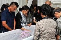 Rima yang mengenakan pakaian serba hitam setia mendampingi almarhum. Pool/Noel/detikFoto.