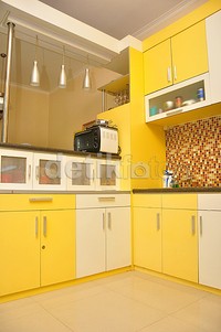 Warna kuning mendominasi dapurnya.