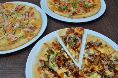 Mencicip Pizza Pisang Goreng dan Salmon Teriyaki a la Indonesia dan Jepang