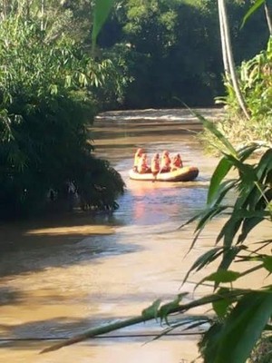 Tukang Kayu Terseret Arus Sungai Saat Menghanyutkan Hasil Tebangannya
