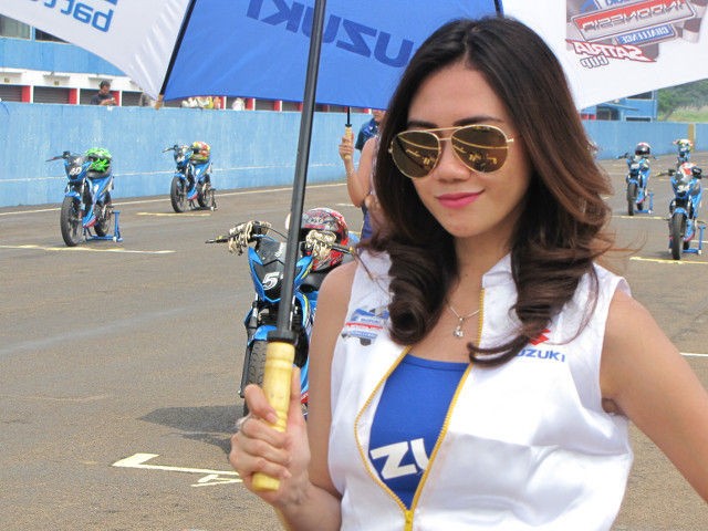 Teduhnya Paras Gadis Payung di Suzuki Indonesia Challenge