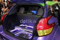 Untuk memodifikasi dari nol hingga mobil benar-benar jadi, Eric hanya memakan waktu 6 minggu. Hal pertama yang dilakukan adalah memodifikasi bagian mesin dan sektor kaki-kaki yang memakan waktu selama 2 minggu.