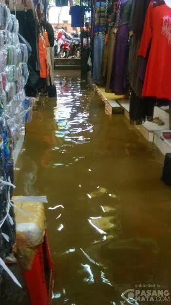 Berdagang di Tengah Genangan Air Pasar Cipulir