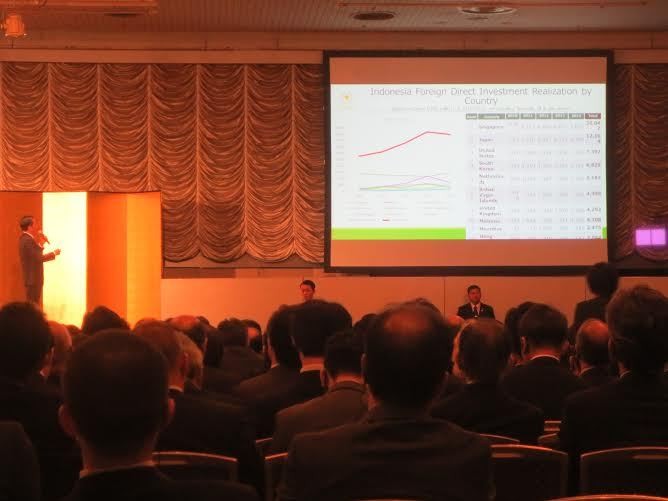 Gaya Jokowi Presentasikan Investasi di Indonesia ke Para Pengusaha Jepang Gaya Jokowi Presentasikan Investasi di Indonesia ke Para Pengusaha Jepang