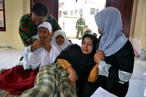Momen-momen Haru saat 2 Anggota TNI Korban Penembakan di Aceh Dimakamkan