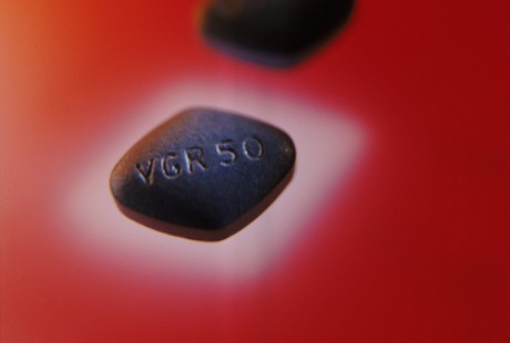 Beli Pil Biru Lewat Internet, Pria Ini Malah Keracunan Arsenik