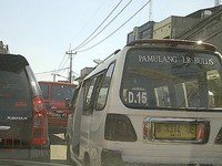 Angkot jurusan Pamulang Lebak Bulus mengambil jalur kanan untuk menghindari kemacetan. Jika ada kendaraan di lawan arah, kendaraan lain terpaksa harus mengalah demi angkot. Mereka sengaja mengambil lajur kanan agar bisa mengangkut lebih banyak penumpang.