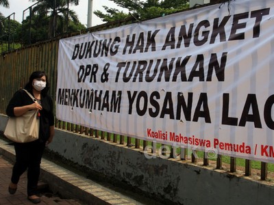 Spanduk Hak Angket untuk Menkum HAM