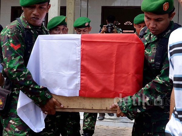 2 Anggota TNI Korban Penembakan Dimakamkan