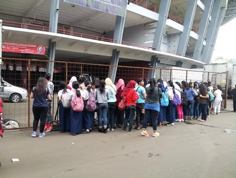 Penantian dan Histeria Directioners di Pinggir Stadion Stadion GBK