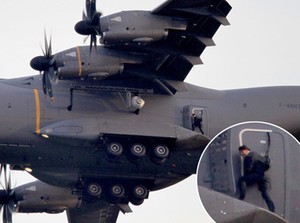 Luar Biasa! Ini Foto Tom Cruise Gelantungan di Pesawat yang Lepas Landas