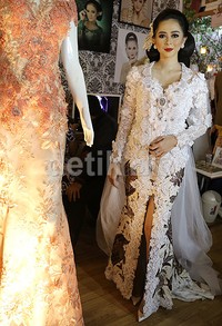 Aura Kasih anggun berkebaya bak pengantin. Pool/Palevi S/detikFoto.
