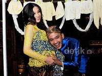 Wajah bahagia Sarwendah dan Ruben Onsu saat menggelar syukuran tujuh bulanan. Pool/Noel/detikFoto.