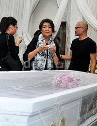 Air mata Rima tak terbendung saat peti jenazah sang suami, Frans Tumbuan dimasukkan ke rumah duka di Rumah Sakit St. Carolus, Salemba, Jakarta Pusat. Senin (23/3/2015). Pool/Noel/detikFoto.