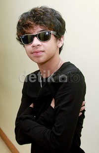 Bastian memotong rambut gondrong dan keritingnya menjadi pendek. Pool/Gus Mun/detikFoto.