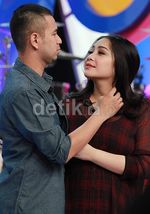 Jelang Umrah, Raffi Ahmad Mesra-mesraan dengan Nagita Slavina