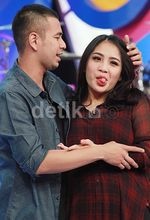 Jelang Umrah, Raffi Ahmad Mesra-mesraan dengan Nagita Slavina